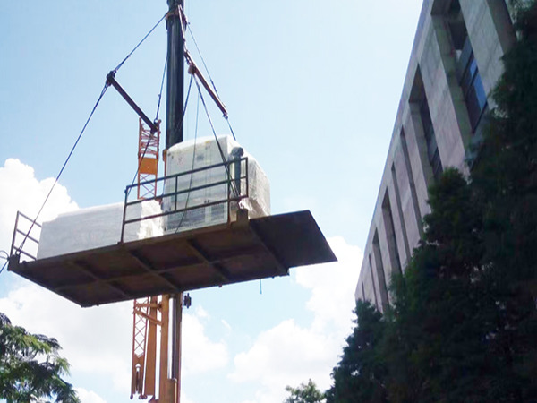 上海華測檢測工廠吊機搬運上樓
