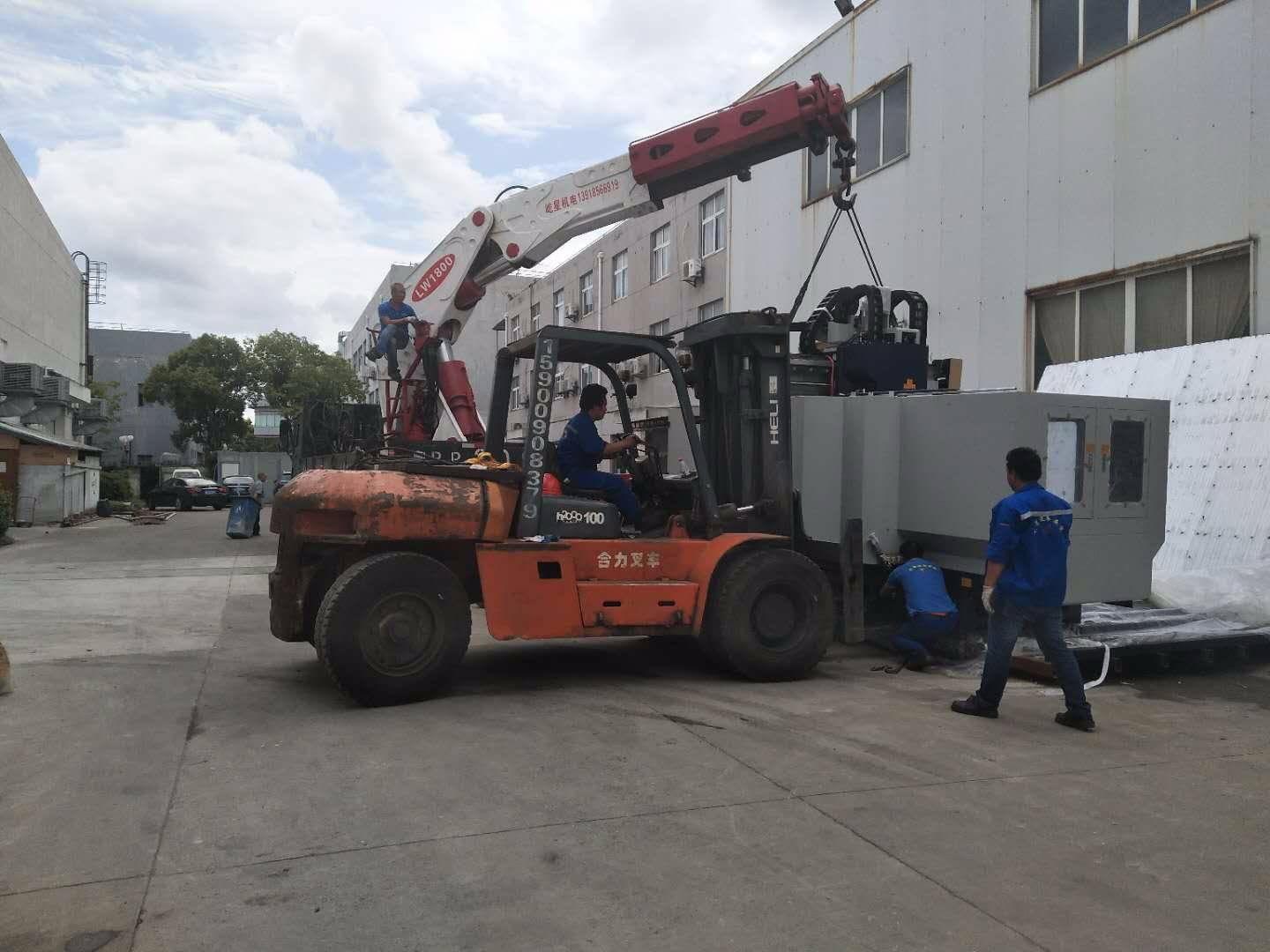 崴泓模塑科技卸大型加工中心卸機到位