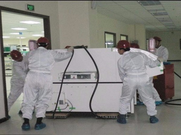 屹星機(jī)電無(wú)塵車(chē)間設(shè)備氣墊搬運(yùn)到位